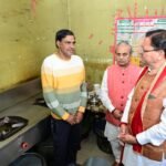 मुख्यमंत्री पुष्कर सिंह धामी ने रेस्टोरेंट में पहुंच लिया गैस आपूर्ति का जायजा