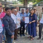 इंदिरा मार्केट पुनर्विकास योजना में काम ठप होने से प्रभावितों ने किया प्रदर्शन