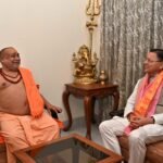 जगद्गुरु शंकराचार्य स्वामी राजराजेश्वराश्रम महाराज से सीएम धामी ने की भेंट