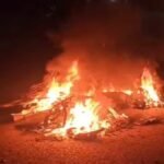 वाहन की टक्कर से बाइक में लगी आग, दो युवकों की जलकर मौत