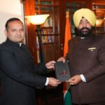 केएमवीएन के एमडी ने राज्यपाल से की भेंट