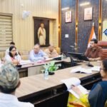 जिला चिकित्सालय के घटते राजस्व के कारणों की जांच कर विस्तृत रिपोर्ट प्रस्तुत करने के डीएम ने दिए निर्देश