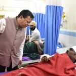घायल श्रमिकों से मिले मुख्यमंत्री, जिला अस्पताल में जाना कुशलक्षेम