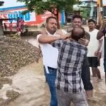 पुल के अधूरे निर्माण से बनी बाढ़ की स्थिति, गुस्साए लोगों ने एई के मुंह पर पोती मिट्टी